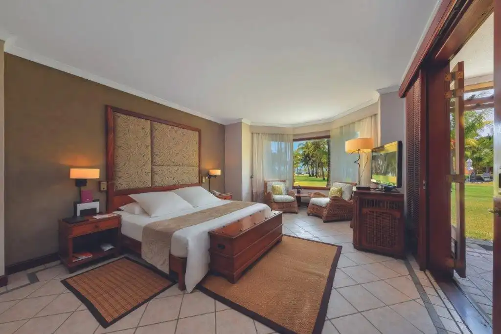Double bed configuration in a junior suite at Dinarobin – Mauritius