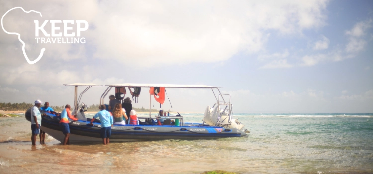 Guests boarding an ocean safari boat from Barra Beach near Sentidos Beach Retreat in Mozambique